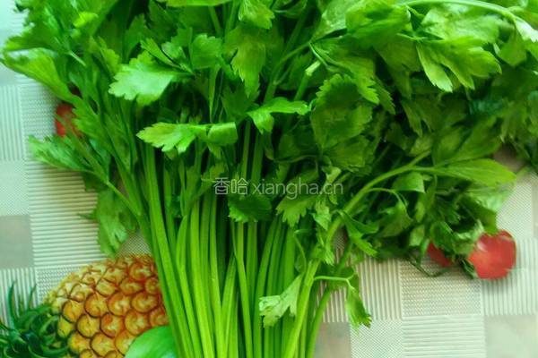 猪肉芹菜饺子的做法图解1