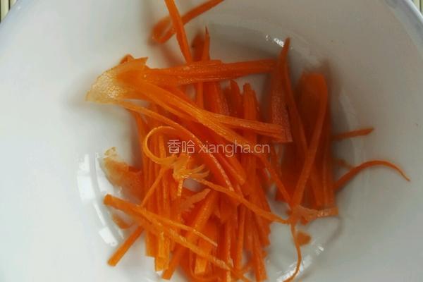 包菜炒泡面的做法图解2