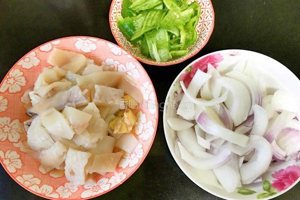 洋葱青椒鱿鱼花的做法图解2