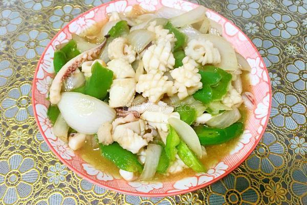 洋葱青椒鱿鱼花的做法图解8