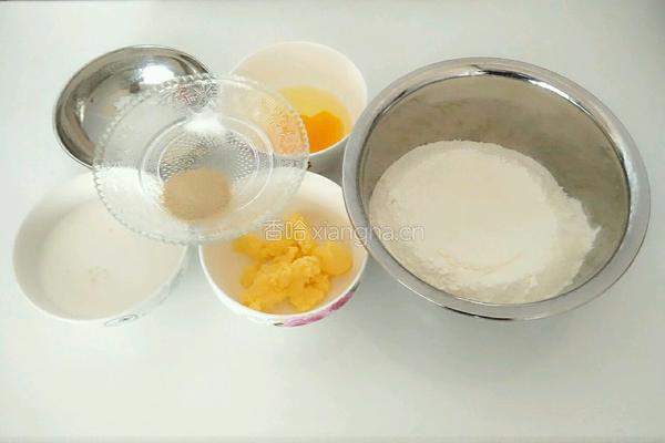 黑糖芝麻酱辫子面包的做法图解1