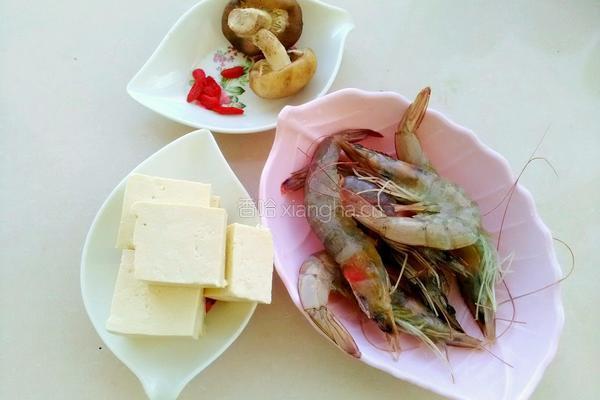 凤尾虾球蒸豆腐的做法图解1