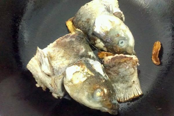 番茄鱼头汤的做法图解1