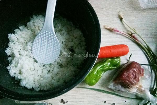 牛肉炒饭的做法图解1