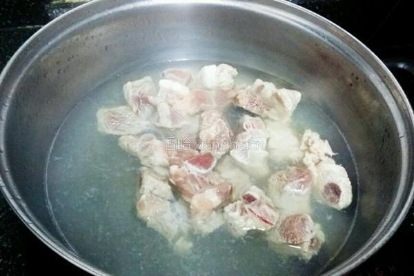 雪梨萝卜排骨汤的做法图解2