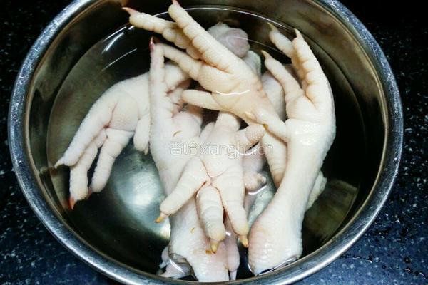 豆腐泡土豆鸡爪煲的做法图解1