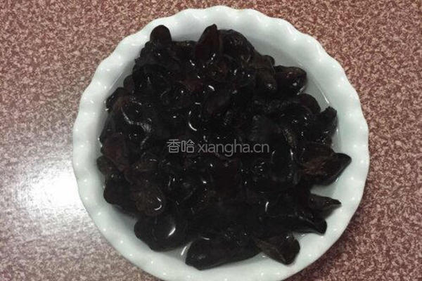 凉拌木耳的做法图解1