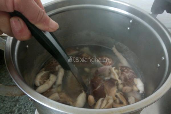 花生鸡脚汤的做法图解3