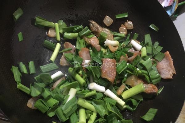 大蒜炒腊肉的做法图解7
