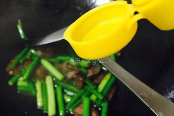 糖醋香肠蒜苔的做法图解9