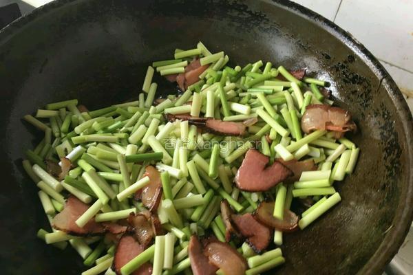 四川腊肉炒蒜苔的做法图解7