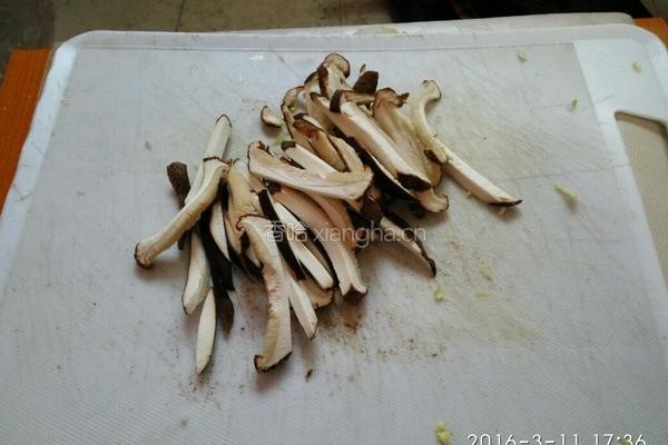 腊肉炒年糕的做法图解3