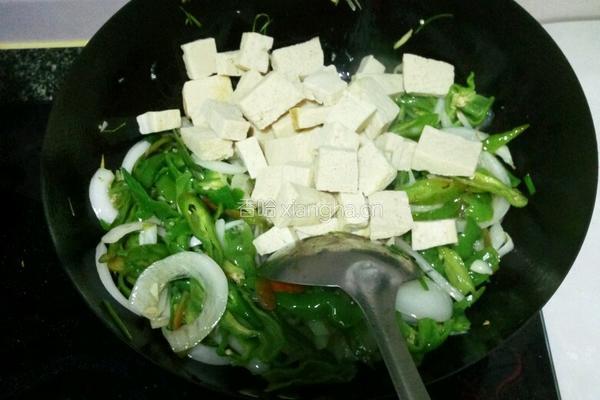 辣椒炒冻豆腐的做法图解3