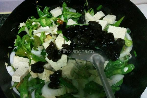 辣椒炒冻豆腐的做法图解4