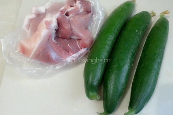 黄瓜炒肉粒的做法图解1