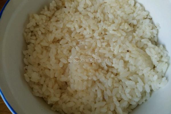 腊肠蒸米饭的做法图解1