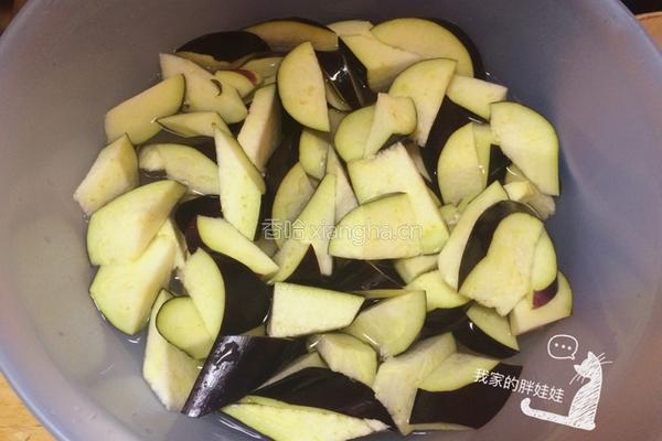 麻婆风味韭菜茄子的做法图解1