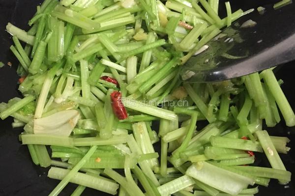 芹菜炒豆干的做法图解3