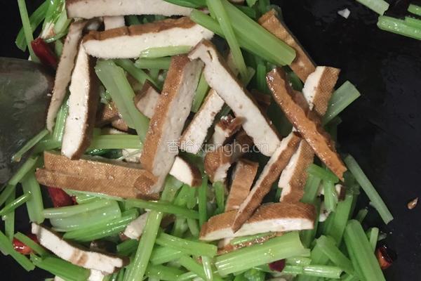 芹菜炒豆干的做法图解4