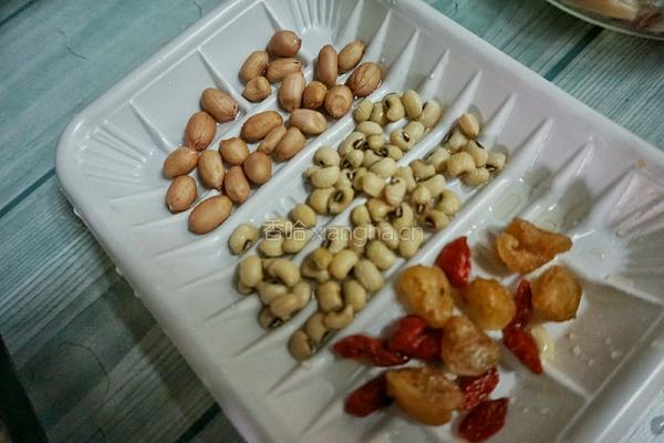 好喝养颜的淮山鸡肉汤的做法图解3