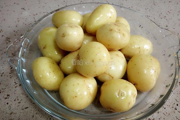 红烧小土豆的做法图解1