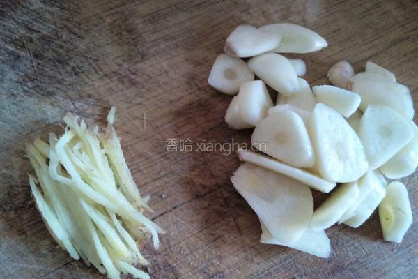 尖椒胡萝卜炒肉的做法图解1