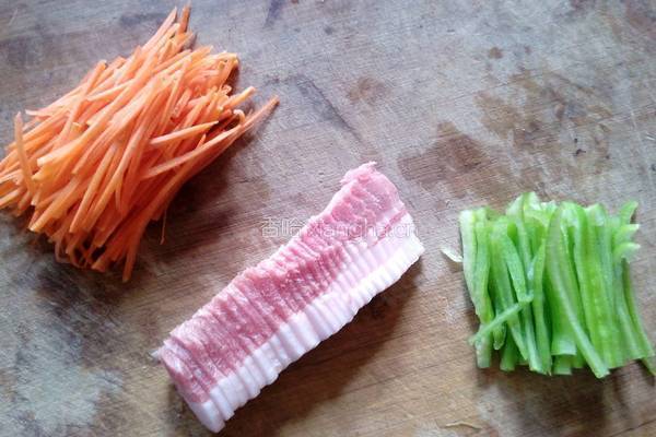 尖椒胡萝卜炒肉的做法图解2