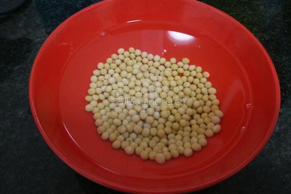 黄豆猪脚汤的做法图解1