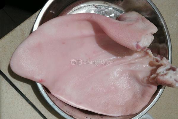 卤猪耳的做法图解1