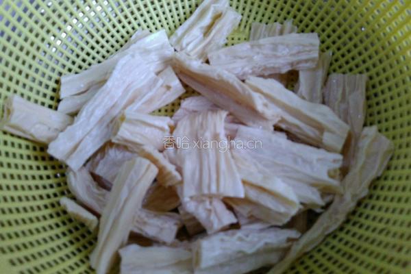 彩蔬炒腐竹的做法图解2