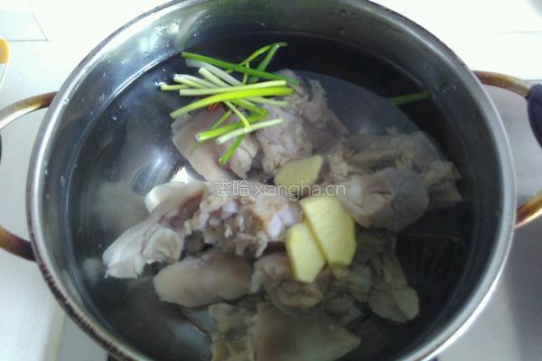黄豆炖咸猪蹄的做法图解2
