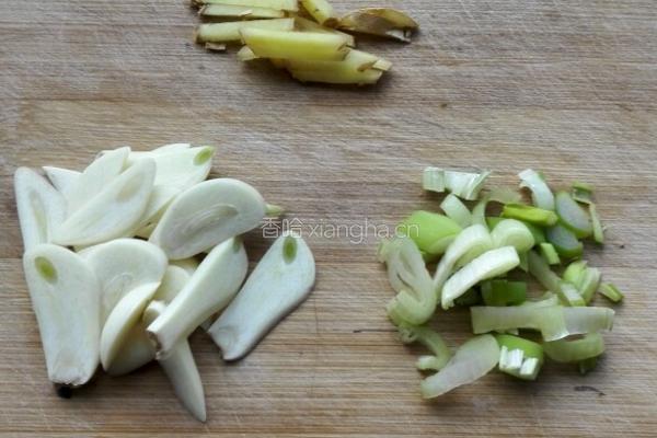 韭菜木耳炒肉片的做法图解1