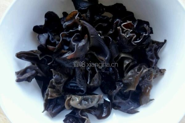 韭菜木耳炒肉片的做法图解3