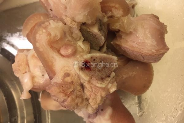 黄豆烧猪手的做法图解1