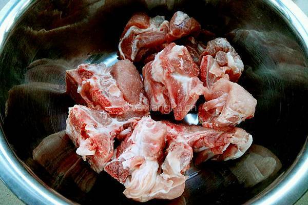 排骨炖豆角的做法图解1
