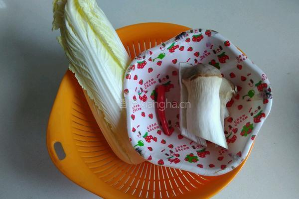 白菜炒鸡腿菇的做法图解1
