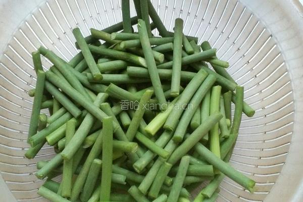 蒜苔炒腊肉的做法图解1