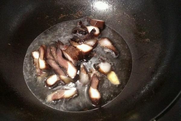 蒜苔炒腊肉的做法图解3