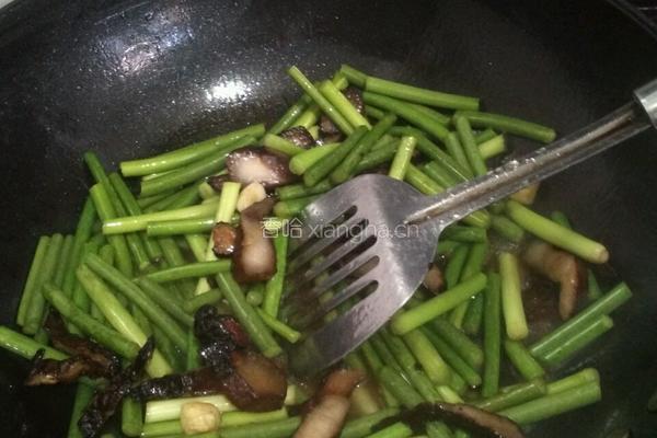 蒜苔炒腊肉的做法图解4