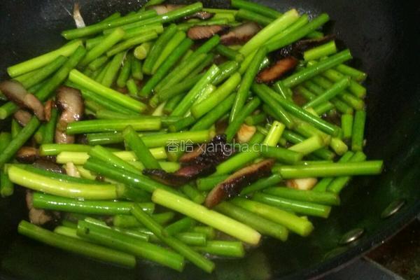 蒜苔炒腊肉的做法图解5