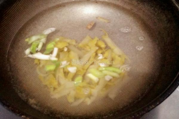 蟹棒鱼豆腐咸菜汤的做法图解3