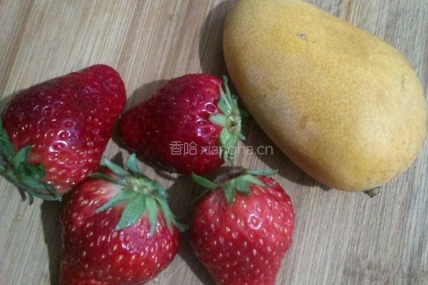 草莓芒果奶油小蛋糕的做法图解1