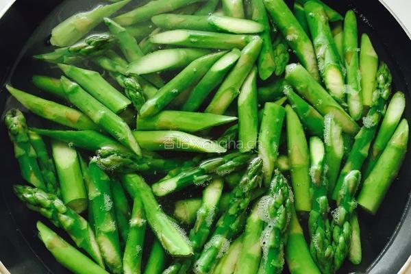 干虾米炒芦笋的做法图解2