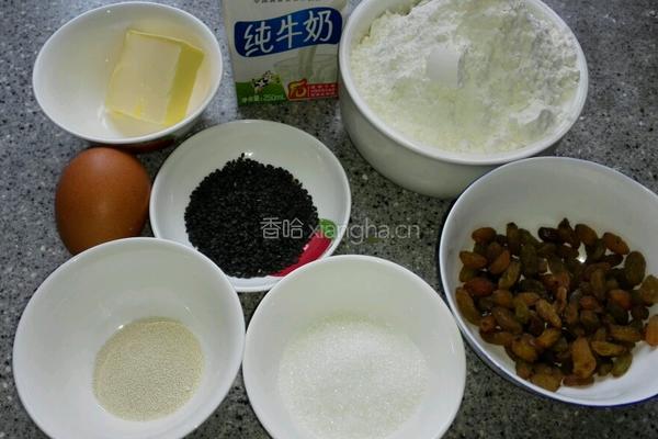 葡萄干小面包的做法图解1