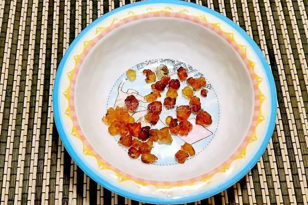 杏汁燉燕窩桃膠的做法图解2