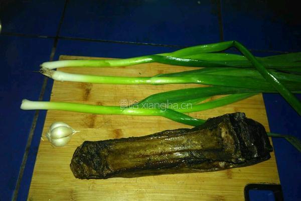 蒜苗炒腊肉的做法图解1