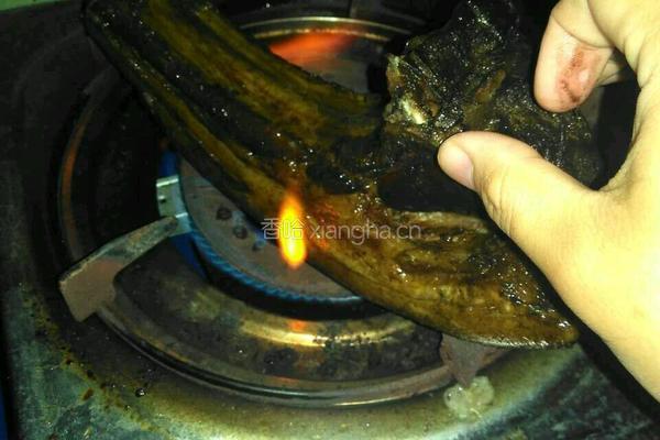 蒜苗炒腊肉的做法图解2