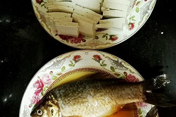 砂锅枸杞香菇鲫鱼豆腐汤的做法图解1