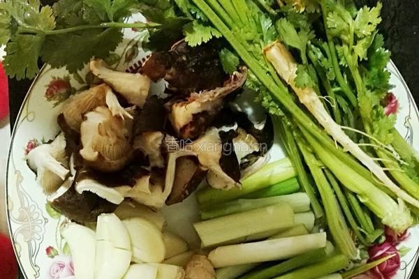 砂锅枸杞香菇鲫鱼豆腐汤的做法图解2