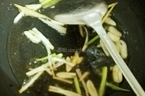 砂锅枸杞香菇鲫鱼豆腐汤的做法图解7